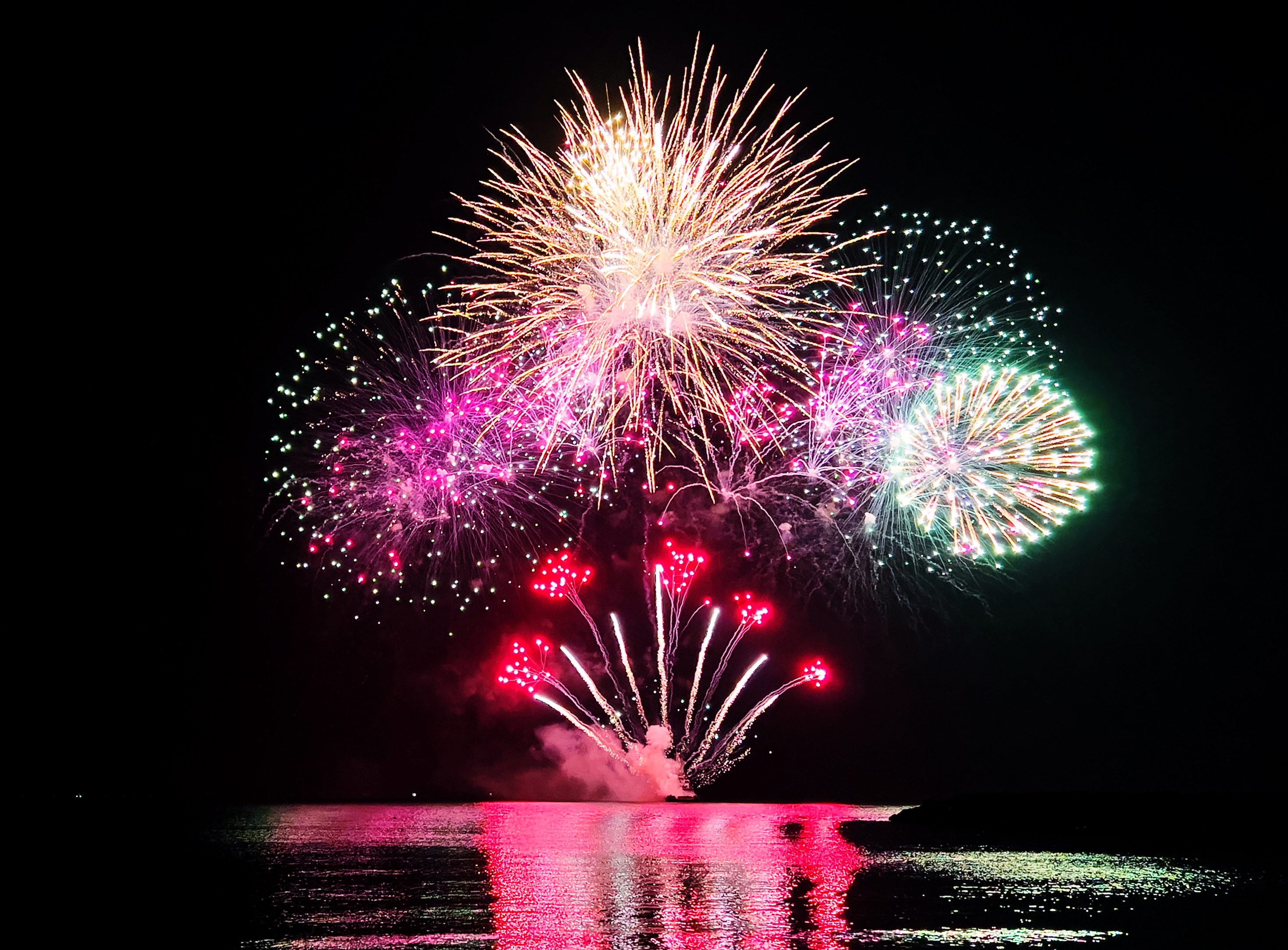 الألعاب النارية تزين سماء عجمان احتفالاً بالعام 2022