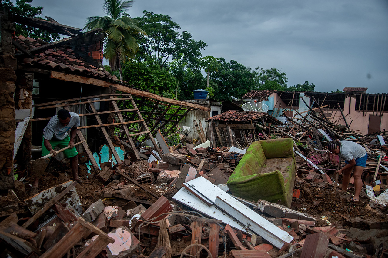 الصورة : زوجان برازيليان يبحثان عن ممتلكاتهما بعد أن دمرت الفيضانات منزلهما في منطقة إيتامبي إي.بي.إيه