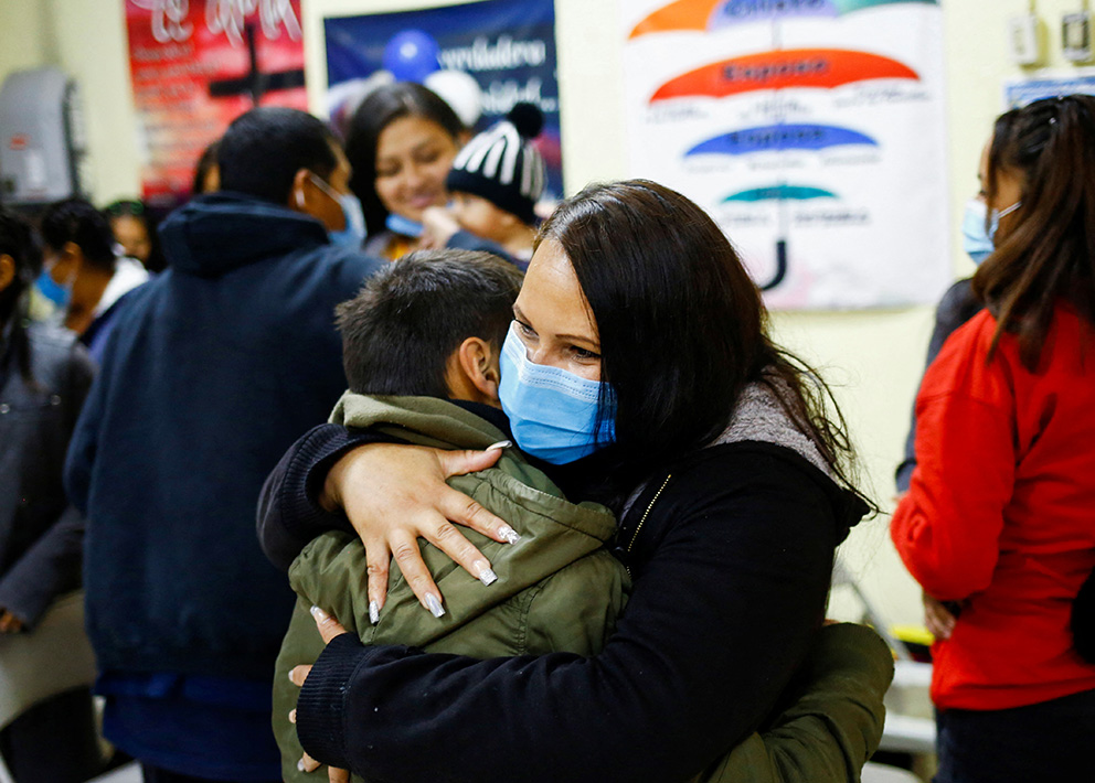 الصورة : مهاجرة تعانق ابنها بعد طول فراق بملجأ في سيوداد خواريز المكسيكية رويترز