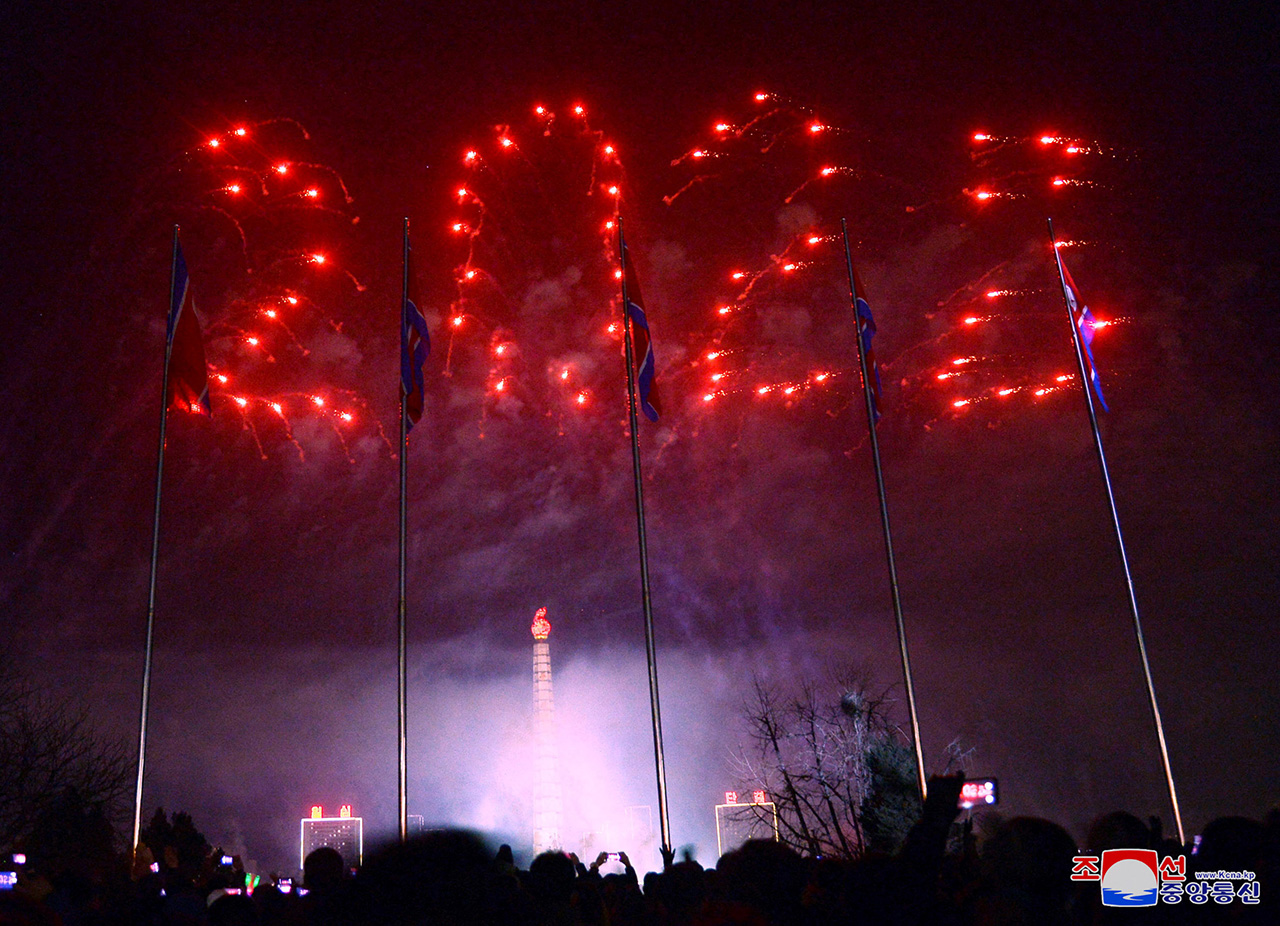 الصورة : الألعاب النارية تزين ساحة كيم إيل سونغ في بيونغيانغ خلال الاحتفالات بالعام الجديد رويترز
