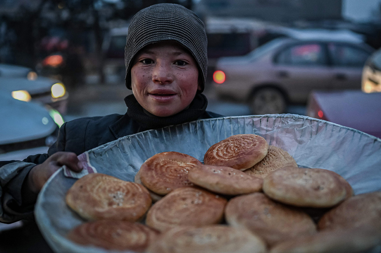 الصورة : طفل أفغاني يبيع الخبز في أحد شوارع العاصمة كابول أ.ف.ب