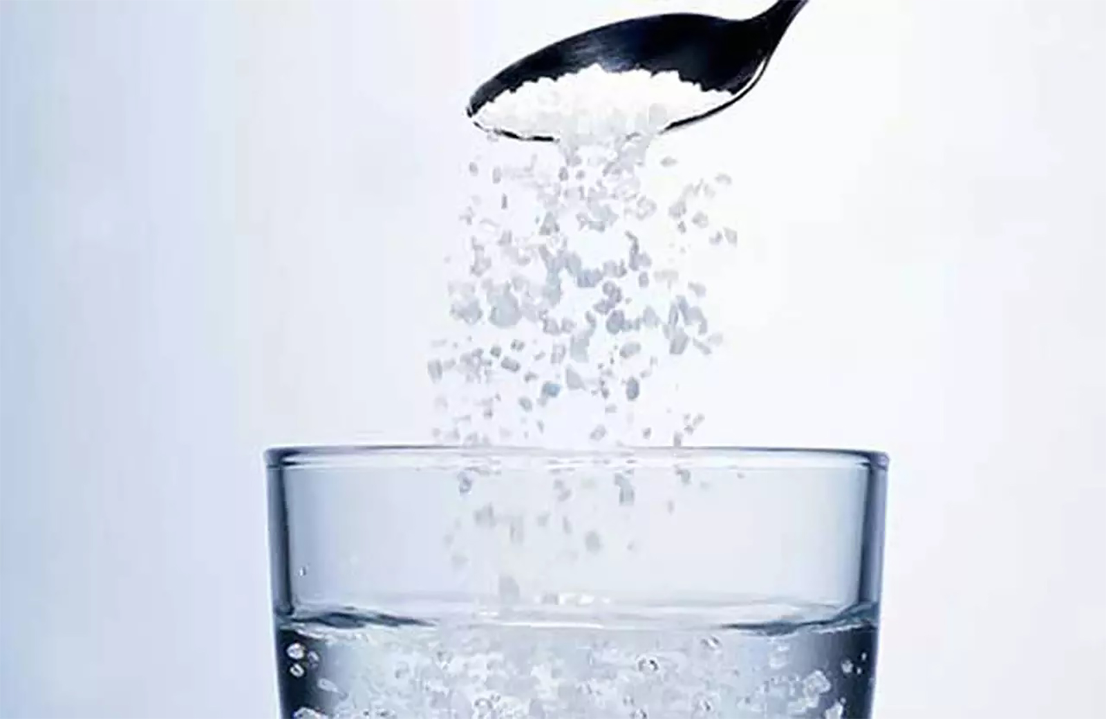 В раствор сахарной воды. Стакан воды. Стакан воды с солью. Подсоленная вода. Раствор соли.