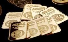 الصورة: الصورة: الذهب عند أدنى مستوى في أسبوعين بفعل توقعات رفع الفائدة