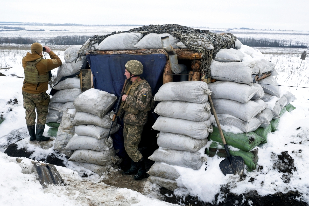 الصورة : جنديان أوكرانيان عند نقطة حراسة على خط مواجهة مع الانفصاليين في لوهانسك | رويترز