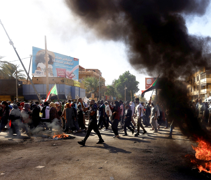 الصورة : سودانيون يتظاهرون في العاصمة الخرطوم مطالبين بالحكم المدني | رويترز
