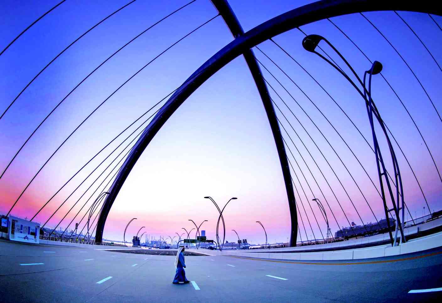 الصورة : محمد بن راشد متفقداً جسر «إنفينيتي» الجديد