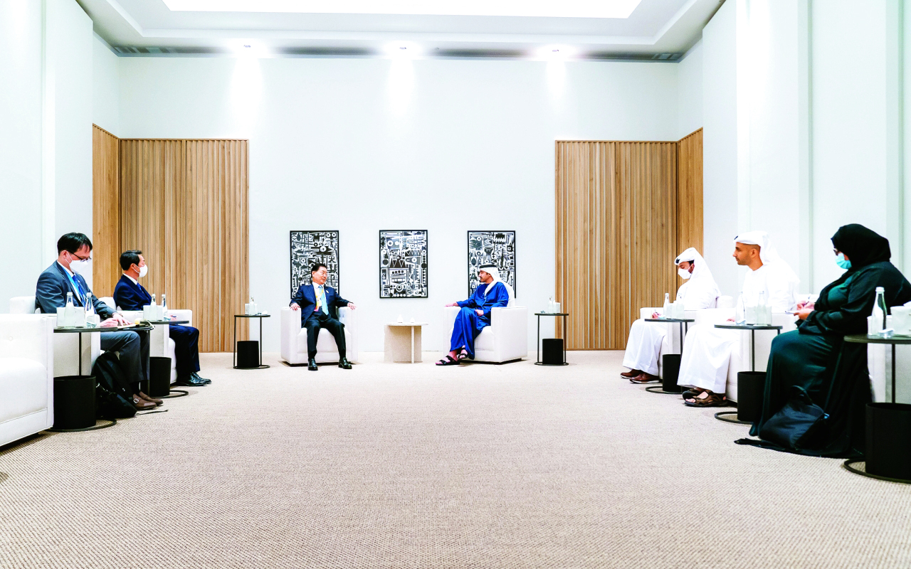 الصورة : » عبدالله بن زايد في حديث مع وزير خارجية كوريا الجنوبية