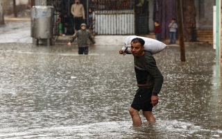 الصورة: الصورة: فيضانات واسعة تغمر غزّة وتشرّد عشرات الأسر.. فيديو