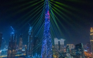 الصورة: الصورة: برج خليفة ينير «وسط مدينة دبي» بعالم من الألوان