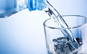 الصورة: الصورة: ماذا يفعل شرب الماء على معدة فارغة في جسمك؟
