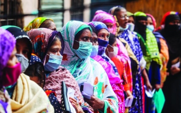 الصورة: الصورة: الوباء يعيد خلط أوراق المرأة العاملة للمواءمة بين 3 مهام
