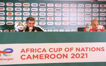 الصورة: الصورة: واقعة غريبة في مؤتمر مباراة تونس وبوركينا فاسو بالكاميرون