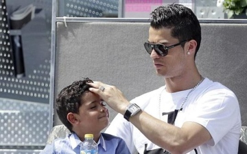 الصورة: الصورة: رونالدو يمنع ابنه من فعل هذا الشيء؟