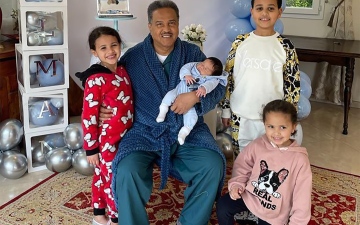 الصورة: الصورة: محمد عبده في أحدث صورة مع مولوده الجديد وهاتفه يشعل مواقع التواصل