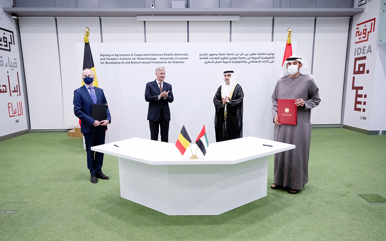 حامد بن زايد وملك بلجيكا يشهدان توقيع اتفاقية بين جامعة خليفة و«فلاندرز»