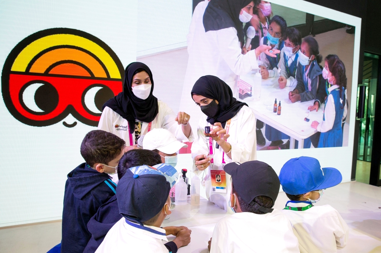 الصورة : التجارب العملية والتقنيات المستقبلية يتعرف عليها الأطفال في إكسبو دبي | البيان