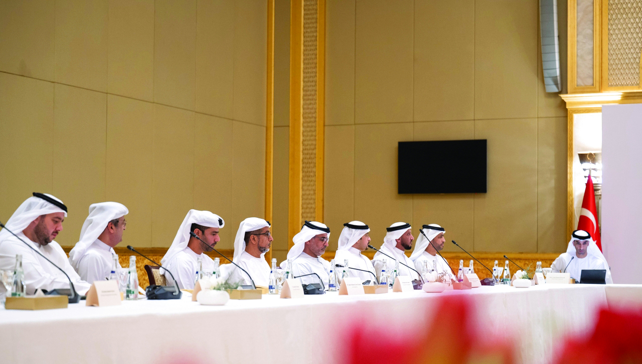 الصورة : ثاني الزيودي خلال الاجتماع بحضور مسؤولين ورؤساء الشركات الإماراتية