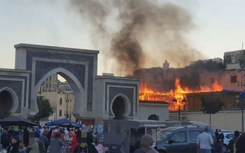 الصورة: الصورة: نشوب حريق مهول داخل "سوق الرصيف" بمدينة فاس المغربية.. فيديو