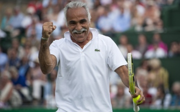 الصورة: الصورة: أكبر لاعب تنس منصور بهرامي.. 65 عاماً من التسديدات الجريئة