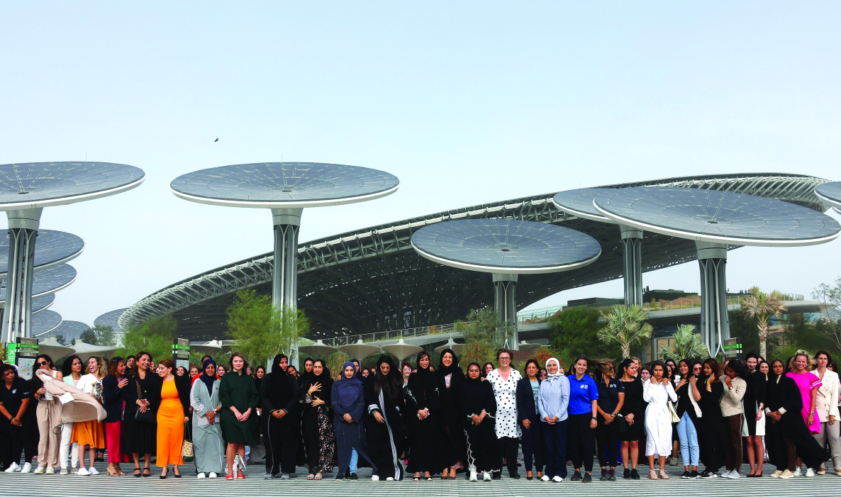 الصورة : » ريم الهاشمي متوسطة موظفات إكسبو 2020 دبي في صورة تذكارية احتفاء باليوم الدولي للمرأة