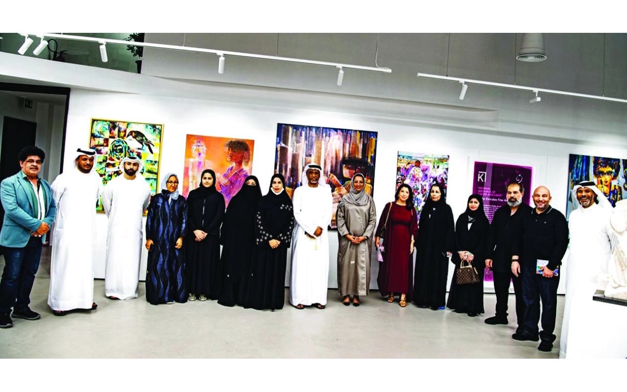 الصورة : 16 فناناً شاركوا في المعرض الذي نظمه «كي» غاليري بالتعاون مع «التشكيليين الإماراتيين»  | وام