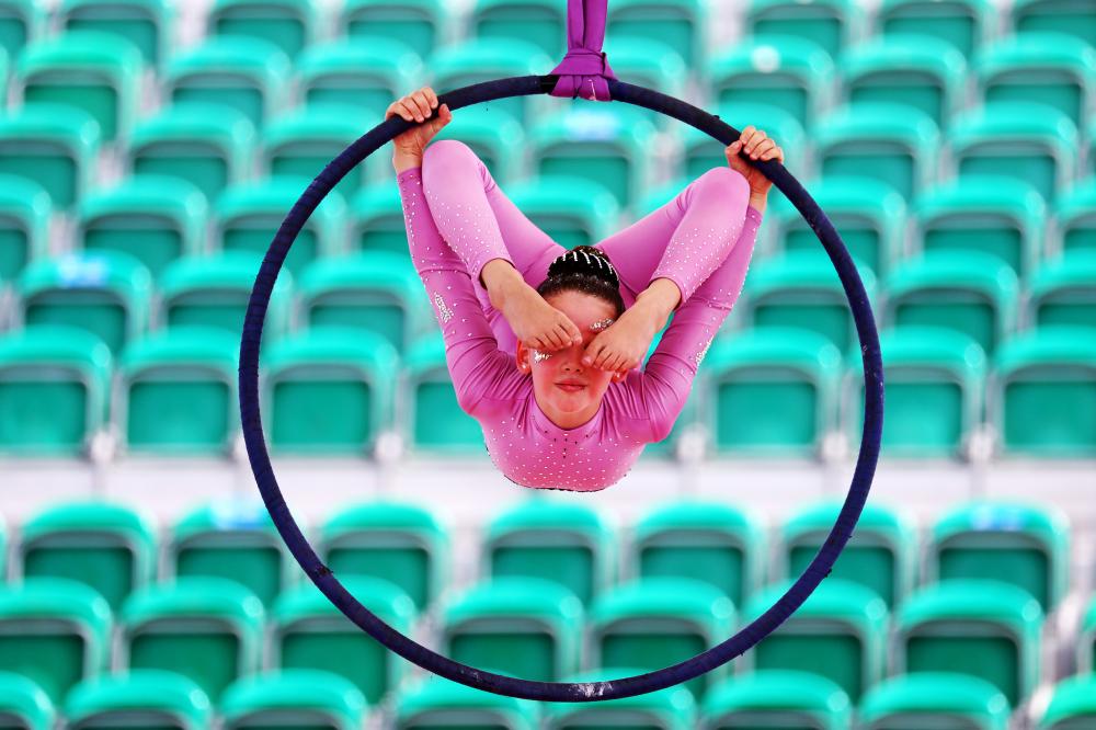 الصورة : DUBAI, 09 March 2022. Carmen Gella from Estonia performs during the World Aerial Gymnastics Championship 2022 (Day 1) at Expo Sports Arena, Expo 2020 Dubai. (Photo by David Gray/Expo 2020 Dubai)