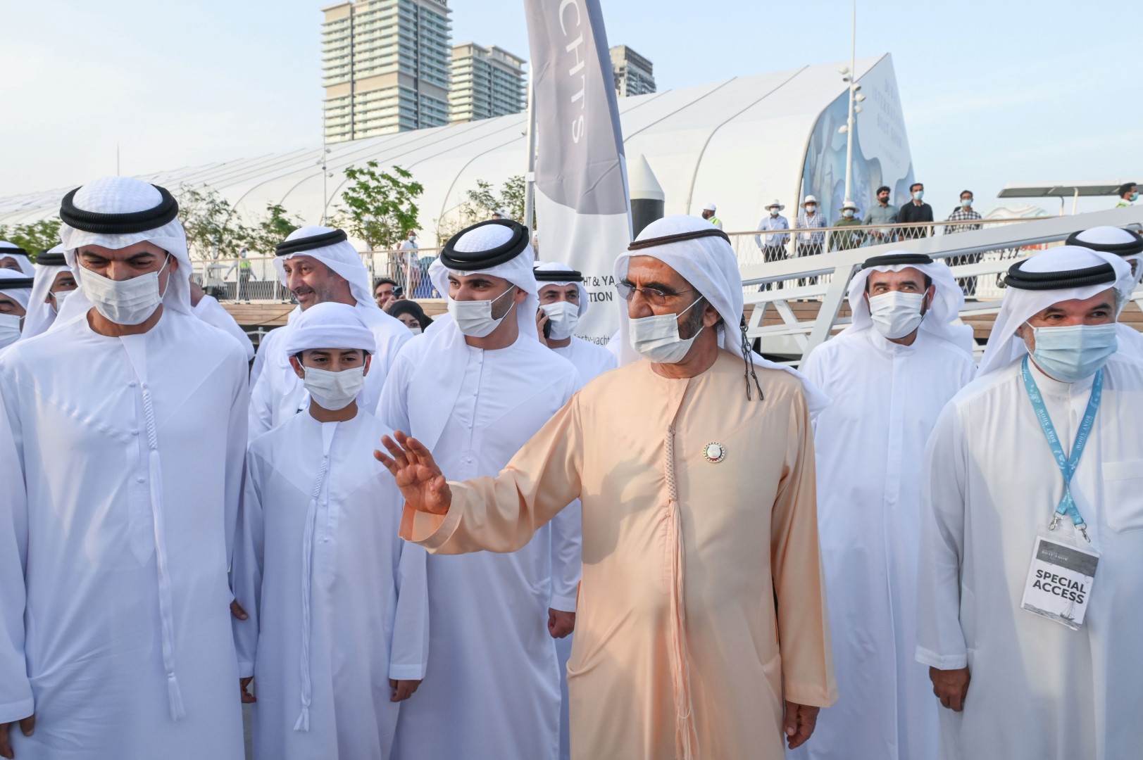 الصورة : محمد بن راشد خلال زيارته معرض دبي العالمي للقوارب بحضور منصور بن محمد ومسؤولين | تصوير: محمد هشام