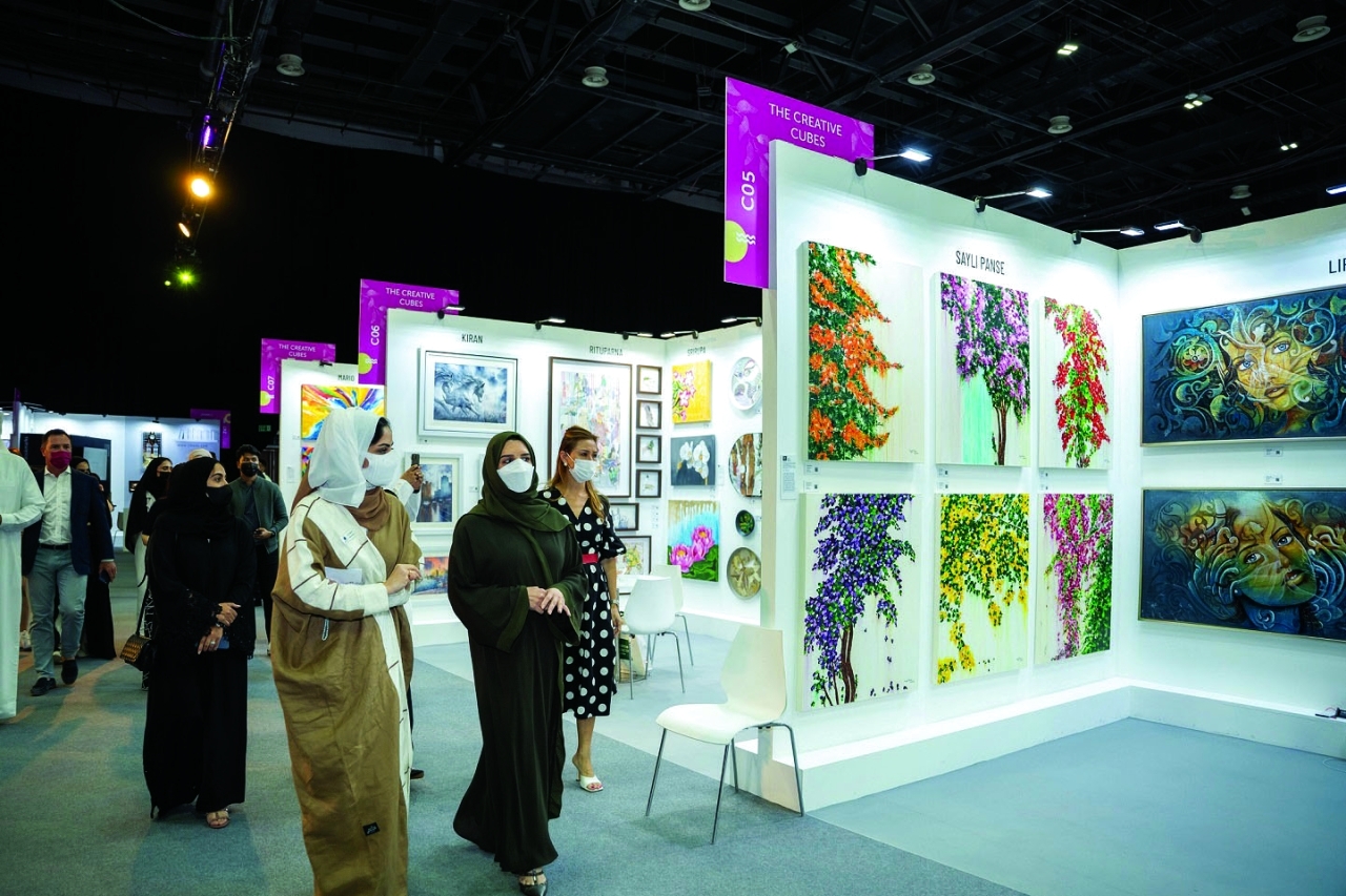 الصورة : هالة بدري خلال افتتاحها معرض «فنون العالم دبي» | من المصدر