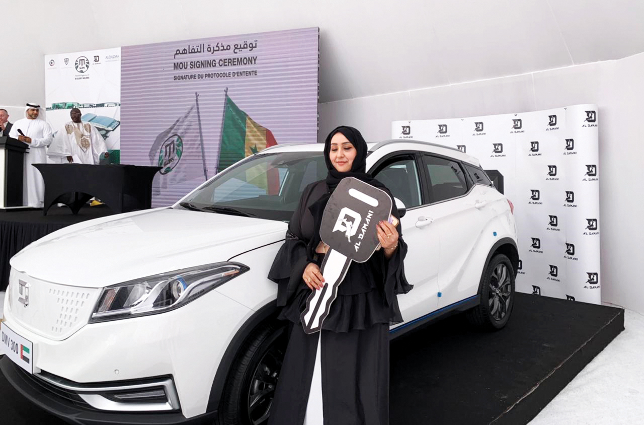 الصورة : الإماراتية سارة سيد أحمد  الفائزة بالسحب على أول سيارة كهربائية إماراتية