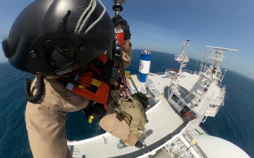 الصورة: الصورة: إنقاذ مصاب على متن سفينة في دبي