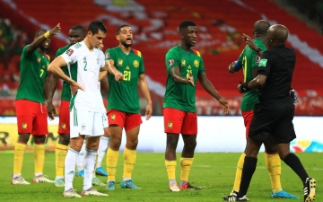 الصورة: الصورة: ما حقيقة صورة رشوة حكم مباراة الجزائر والكاميرون؟