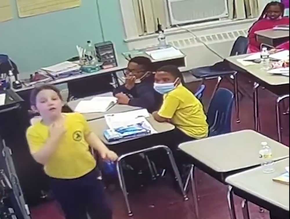 بالفيديو|| في أمريكا .. معلمة تنقذ طالب ابتلع غطاء زجاجة داخل الغرفة الصفية