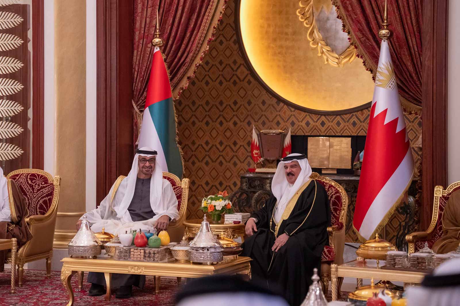 محمد بن زايد وملك البحرين يبحثان في قصر الصخير تعزيز التعاون المشترك