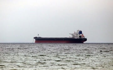 الصورة: الصورة: غرق سفينة وقود تجارية قبالة تونس وإنقاذ طاقمها