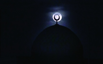 الصورة: الصورة: القمر  يعانق الهلال