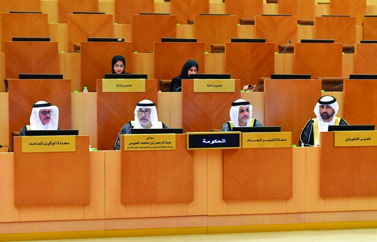 الصورة : عبدالرحمن العويس وممثلو الحكومة خلال الجلسة