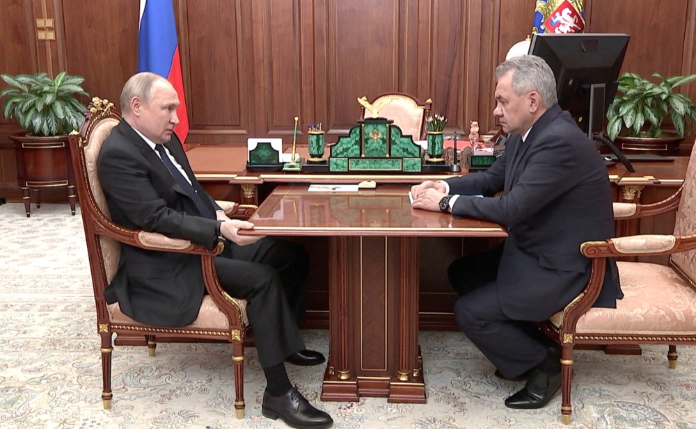 الصورة : بوتين خلال اجتماعه مع شويغو | رويترز