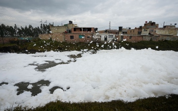 الصورة: الصورة: رغوة نهر ملوّث تتسلّل إلى منازل الكولومبيين.. فيديو