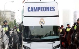 الصورة: الصورة: مودريتش يقود حافلة ريال مدريد خلال احتفالية «الليغا» (فيديو)