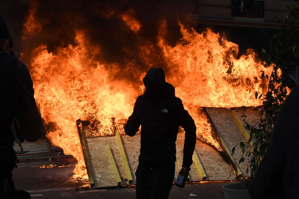 الصورة : نيران أشعلها محتجون خلال الاحتفال بيوم العمال في باريس | أ.ف.ب