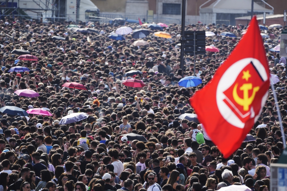 الصورة : حشد يشارك في فعالية يوم العمال العالمي في روما |أ.ب