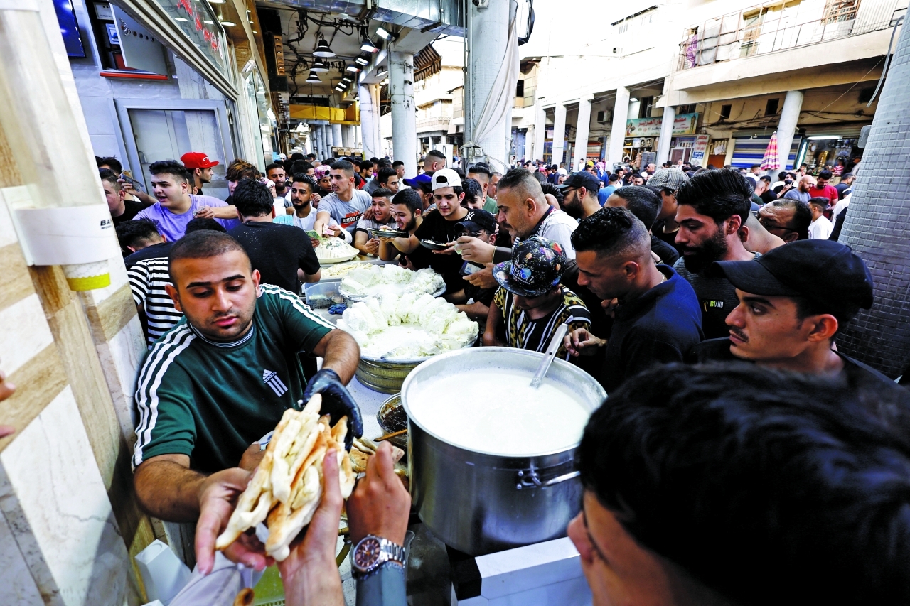 الصورة : ازدحام على الحلويات العراقية في بغداد | رويترز