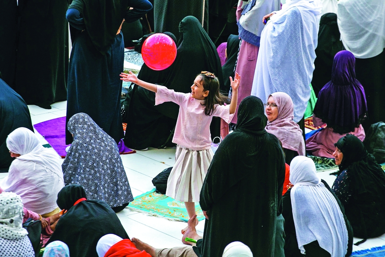 الصورة : أطفال مع عائلاتهم في باحة المسجد الحرام بمكة المكرمة | أ.ف.ب