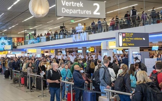 الصورة: الصورة: تدفّق كبير للمسافرين على المطارات الأوروبية بعد رفع قيود كورونا