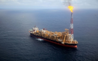 الصورة: الصورة: النفط ينهي الجلسة مرتفعاً بنحو 1.5%