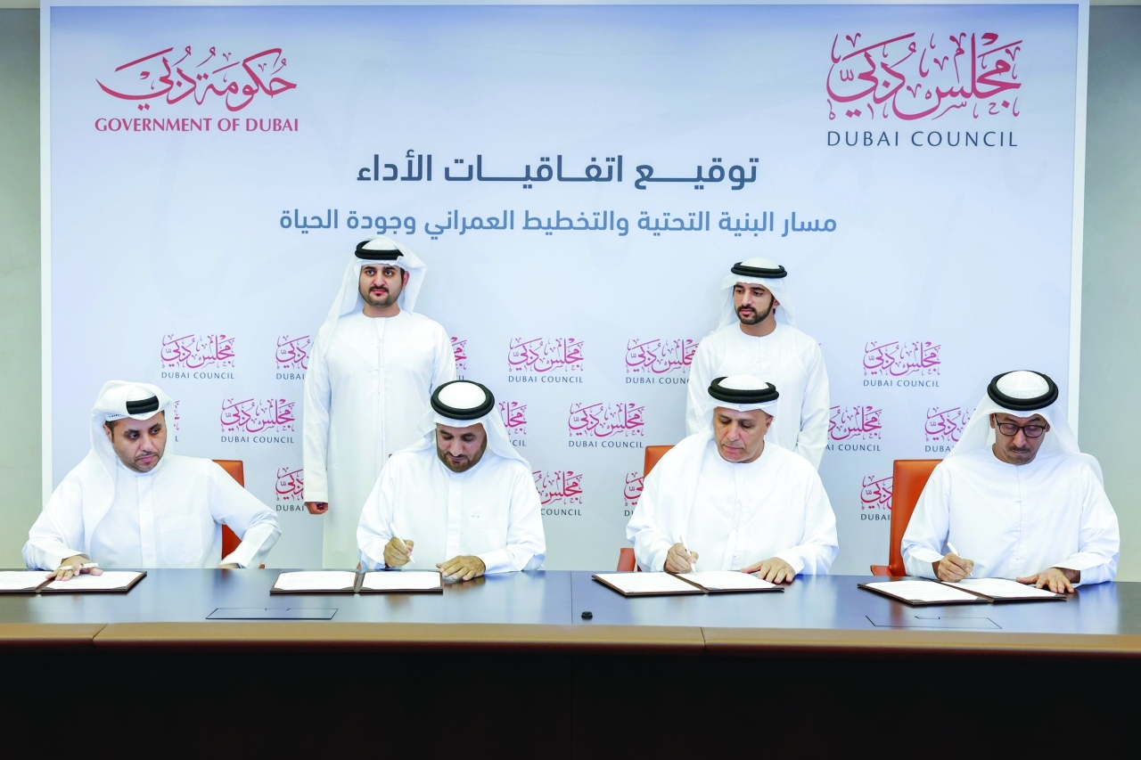 حمدان ومكتوم بن محمد يشهدان توقيع اتفاقيات أداء للقيادات العليا بدبي