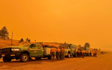 الصورة: الصورة: أكبر حريق غابات في أمريكا يستعر ويقترب من الحضر.. فيديو