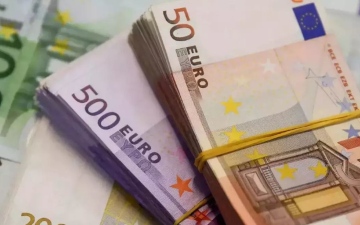 الصورة: الصورة: اليورو يتراجع إلى أدنى مستوى منذ 5 سنوات مقابل الدولار