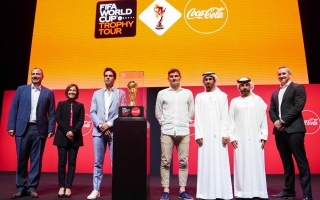 الصورة: الصورة: أساطير العالم ونجوم منتخبنا المونديالي يدشنون الجولة الدولية لكأس العالم من دبي