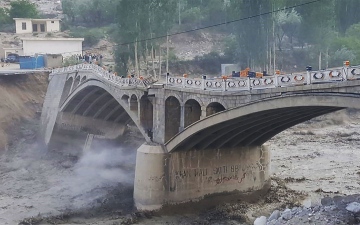 الصورة: الصورة: جسر حيويّ ينهار جراء فيضانات فجائية في باكستان.. فيديو
